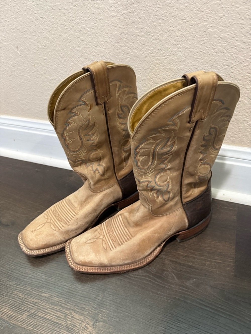 Men's Classic Western Cowboy Boots in Light Tan